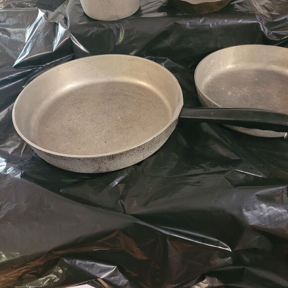 misc friying pans, skillet and sauce pan - Picture 2 of 9